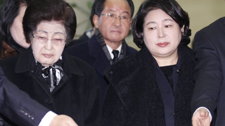 Lee Hee-ho (solda) ile Hyun Jeong-eun, sabah saatlerinde Luzey Kore'ye geçti.