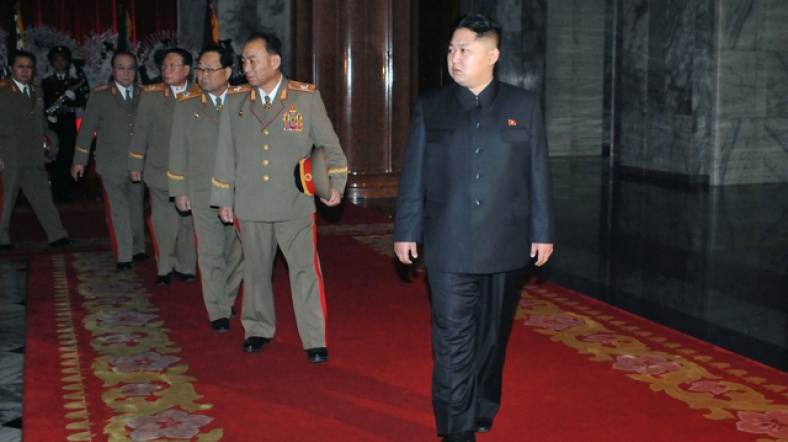 Yakında 'Üstün Lider' ilan edilmesi beklenen Kim Jong-un (önde), teker teker yeni unvanlar ediniyor.