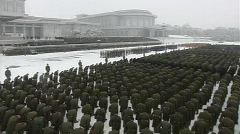 Törende binlerce Kuzey Koreli asker, Kim Jong-il için yürüdü.