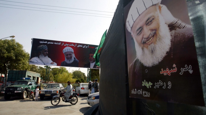 Afganistan'da sokaklarda Rabbani posterleri.