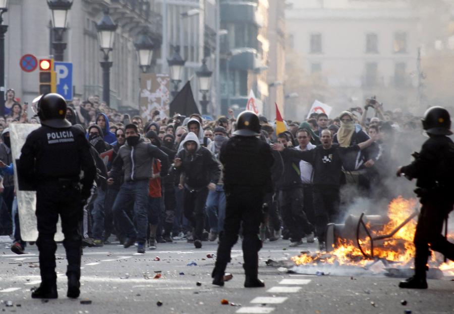 Barcelona'daki eylemler sırasında polisle göstericiler arasında çatışma çıktı