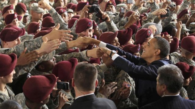 Obama, ülkelerine dönen ABD askerlerini, Kuzey Carolina eyaletindeki Fort Bragg Üssü'nde karşılamıştı.