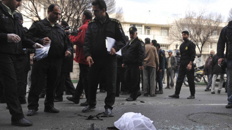 Motosikletli bir saldırganın, 32 yaşındaki Mustafa Ahmedi Roşan'ın aracına manyetik bomba yerleştirdiği açıklandı.