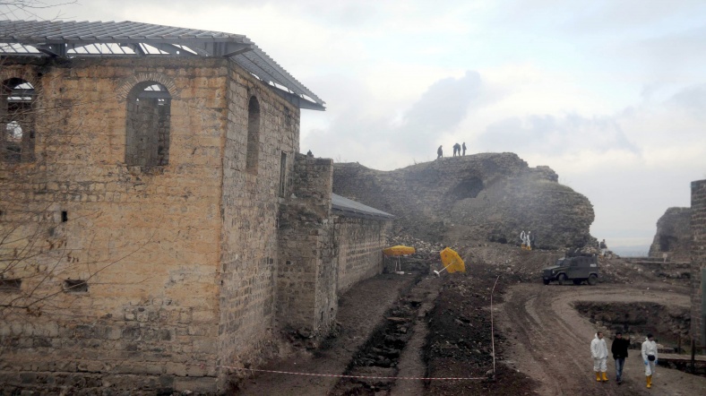 Diyarbakır Eski Cezaevi önündeki kazı.