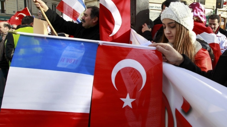 Fransa'da yaşayan Türkler, tasarıya tepki gösteriyor.