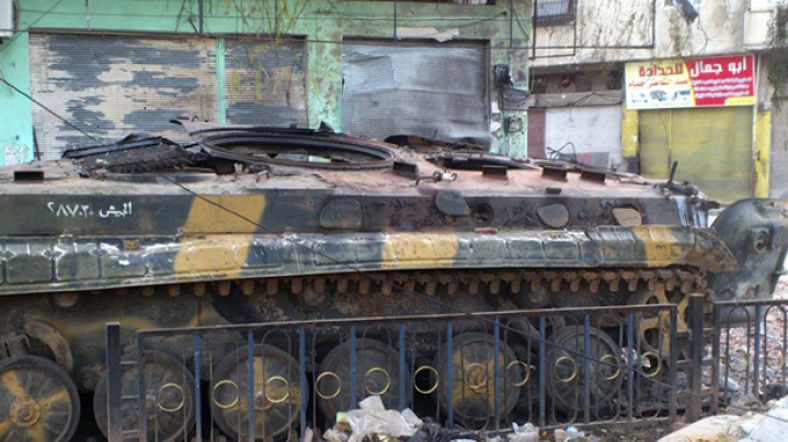 Hums'ta kullanılmaz hale gelmiş bir tank.