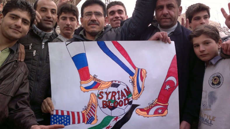 Gösterilerde, Suriye'deki duruma ilişkin olarak uluslararası toplumu hedef alan pankartlar da kullanılıyor.