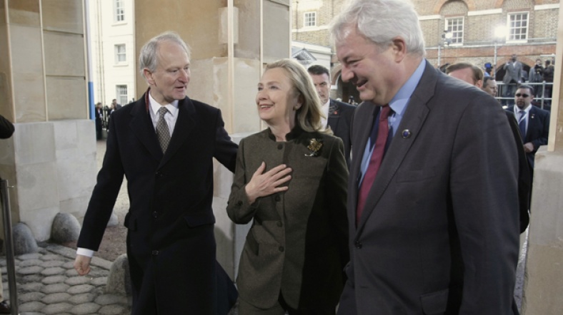 Katılımcılar arasında ABD Dışişleri Bakanı Hillary Clinton da var.