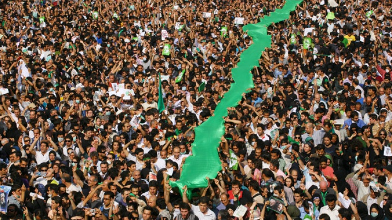 İran'da protestolar ve Yeşil Hareket bayrağı taşıyan kitleler.
