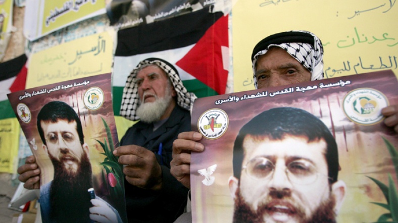Ellerinde pankartlarla Filistinliler.