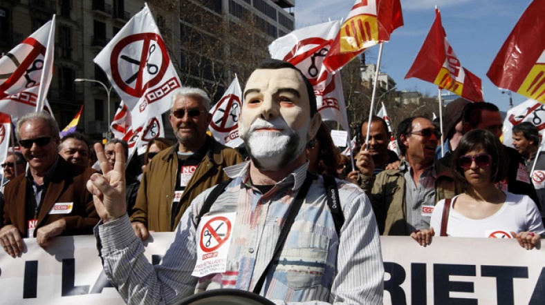Göstericiler, Başbakan Mariano Rajoy'u taktıkları maskelerle protesto ettiler.