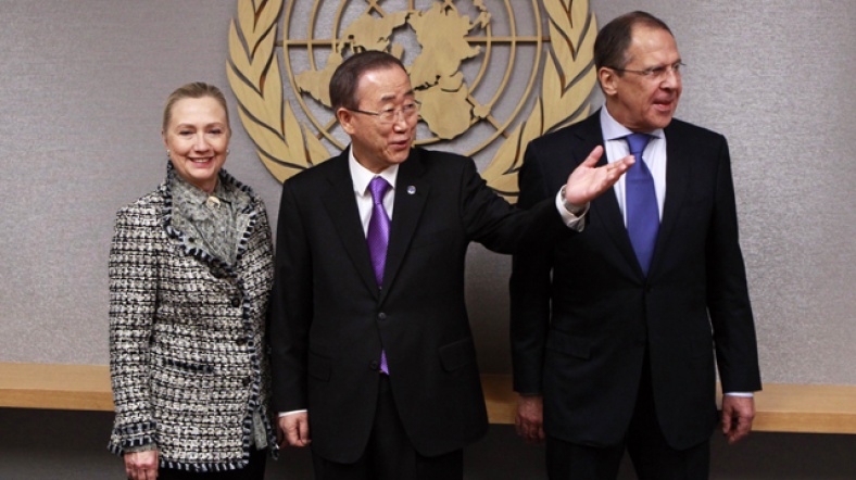 Ban (ortada), ABD Dışişleri Bakanı Clinton (solda) ve Rusya Dışişleri Bakanı Lavrov'la (sağda) bir araya geldi.