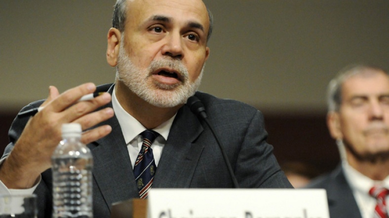 Ben Bernanke basın toplantısında konuşuyor.