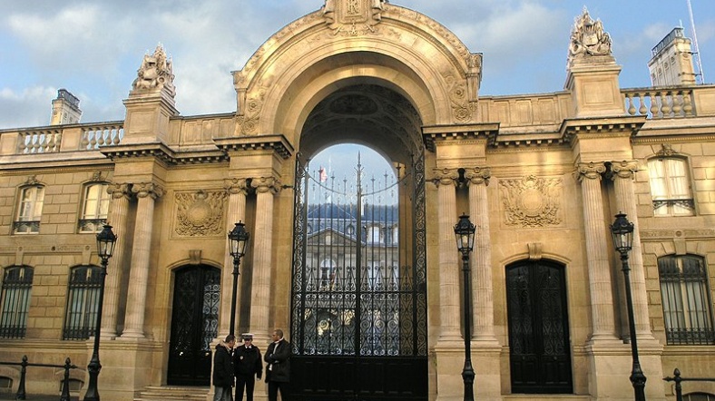 Elysée Sarayı'nın giriş kapısı.