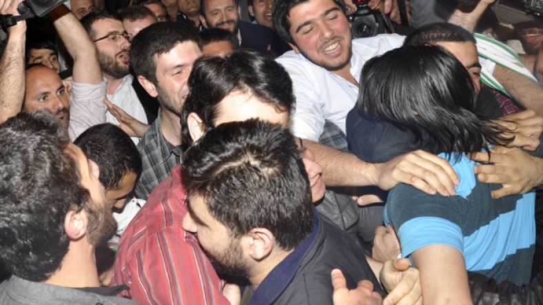 Adem Özköse ve Hamit Coşkun, İstanbul'da sevinç gösterileriyle karşılandı.