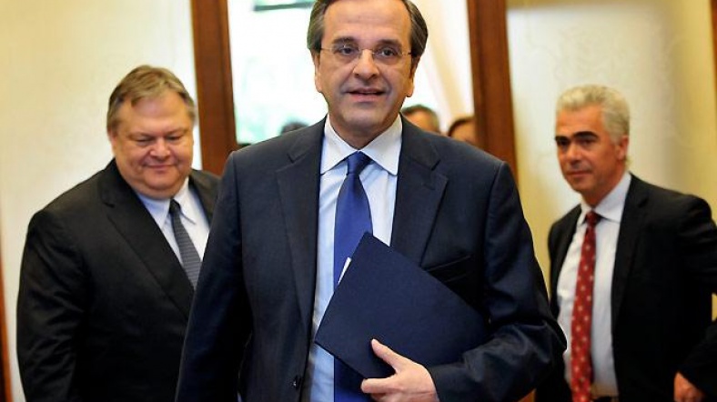 Venizelos (solda) ve Samaras'ın (ortada) partilerinin birlikte hükümet kurabilmesi için iki sandalye daha gerekiyor. 