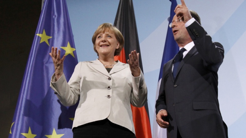 Merkel (solda) ve Hollande, görüşayrılıklarına rağmen birlikte çalışacaklarını söylediler.