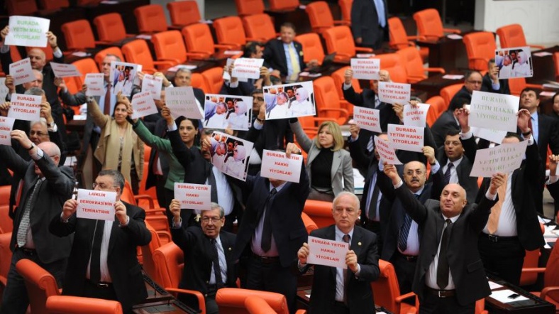 CHP'li milletvekilleri, yasayı TBMM'de dövizlerle protesto etmişti. 