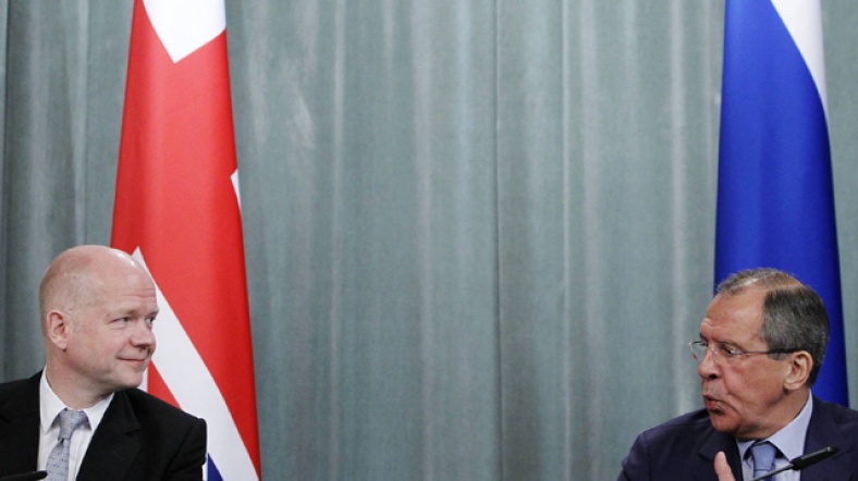 Hague (solda) ile Lavrov, Moskova'daki görüşmeleri sonrası ortak basın toplantısı düzenledi.