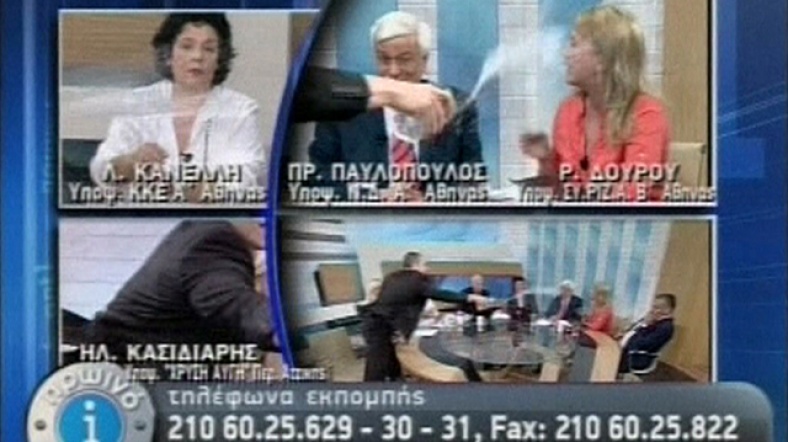 Kasidiaris, SYRIZA milletvekili adayı Rena Dorou'ya sinirlenerek bir bardak su fırlattı.