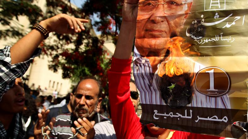 Göstericiler, Ahmed Şefik'in posterini ateşe veriyorlar. 