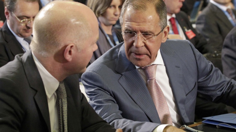 Hague (solda), Suriye politikasını eleştirdiği Rusya'nın dışişleri bakanı Sergey Lavrov ile birlikte.