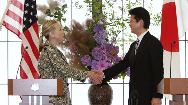 ABD Dışişleri Bakanı Clinton (solda) ile Japonya Dışişleri bakanı Gemba bir araya geldi.