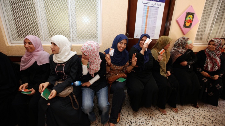 Libya'da oy vermek için sıra bekleyen seçmenler