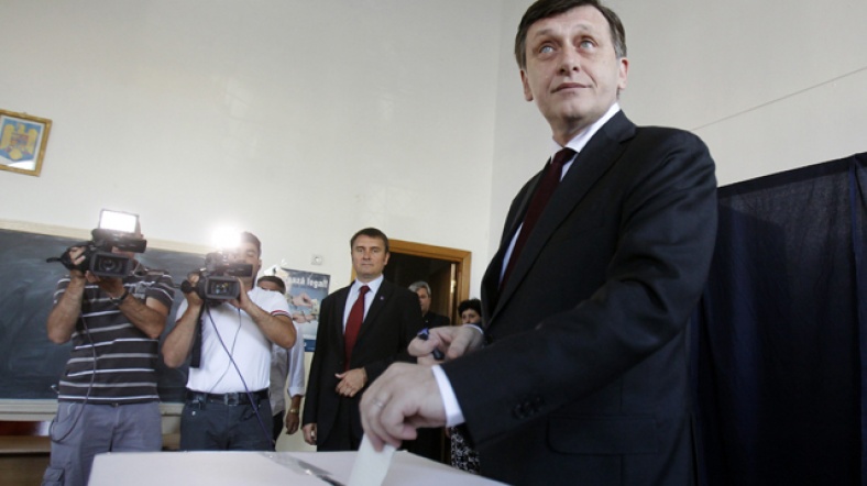 Traian Basescu, oyunu kullanırken basın mensuplarına poz verdi.