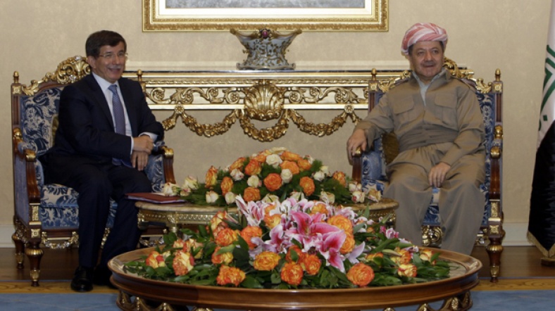 Davutoğlu (solda) ile Barzani, Erbil'de görüştü.