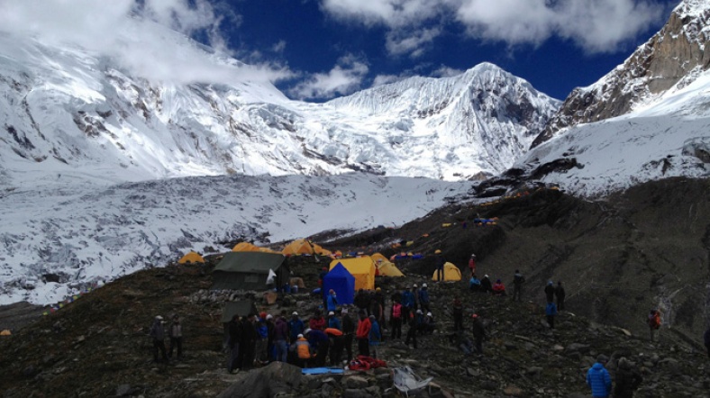 Kurtarma ekipleri, Manaslu Dağı'ndaki çalışmalarını sürdürüyor.