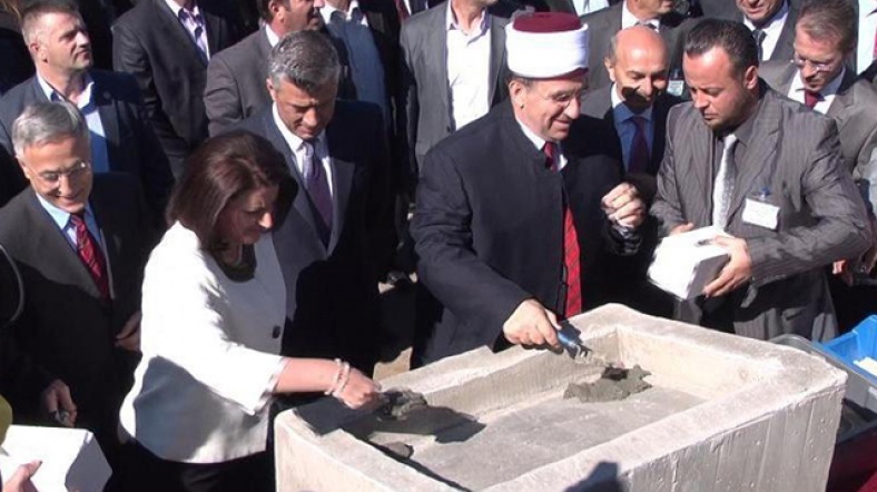 Priştine'deki törene birçok üst düzey isim katıldı. 
