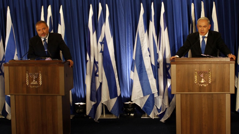 Lieberman (solda) ve Netanyahu, geçen hafta konu hakkında prensipte anlaştıklarını açıklamıştı.