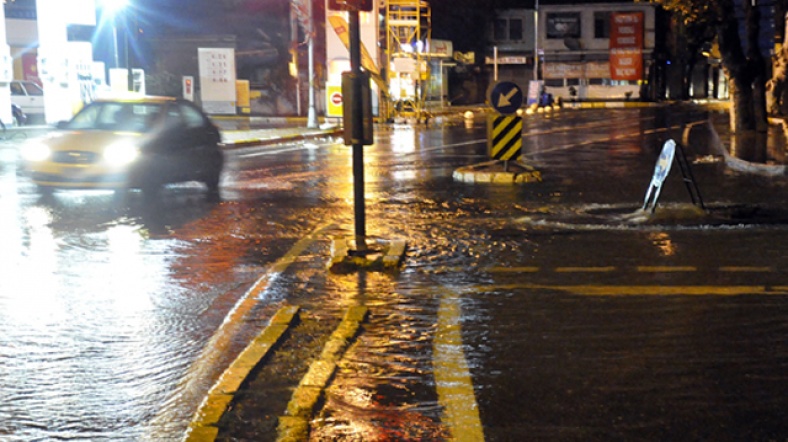 Yağmur, İstanbul'da yolların sular altında kalmasına neden oldu.