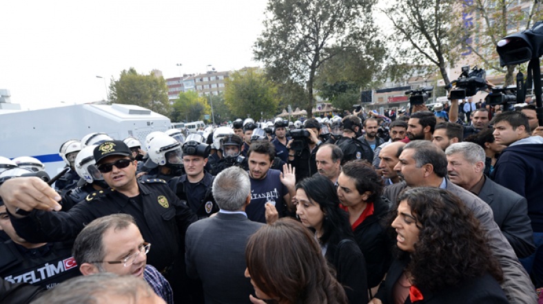 Eylem yapmak isteyen BDP'li milletvekilleri, polisle karşı karşıya geldi.