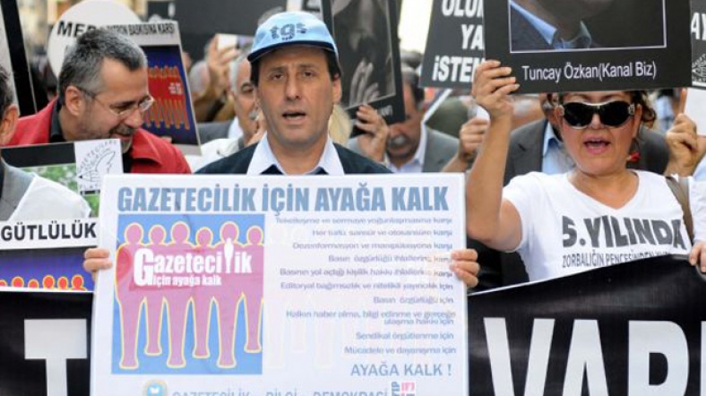 Taksim'de, Gazetecilere Özgür Platformu öncülüğünde bir eylem düzenlendi.