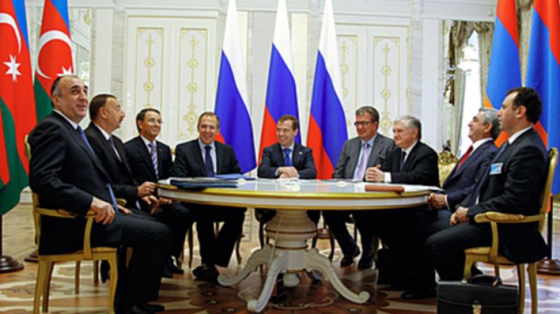 İlham Aliyev ve Serj Sarkisyan Haziran 2011'de Kazan'da müzakere masasında.