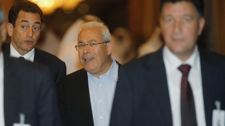 Eski SUK Başkanı Burhan Galyun (ortada), artık muhalif hareketin liderliği rolünü üstlenmeyecek.