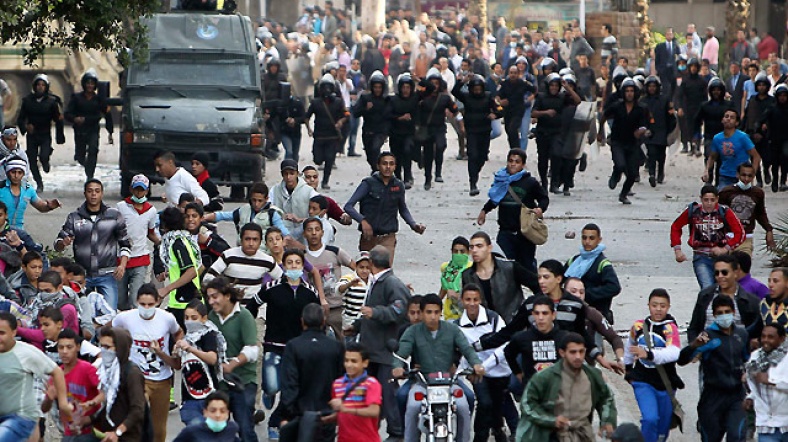 Kahire'de salı akşamı düzenlenen ve Mursi'nin protesto edildiği gösteriye yaklaşık 200 bin kişi katıldı.