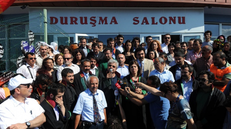 KCK davasında ortaya konulan uygulamalar, görevli avukatlar tarafından sık sık protesto ediliyor.