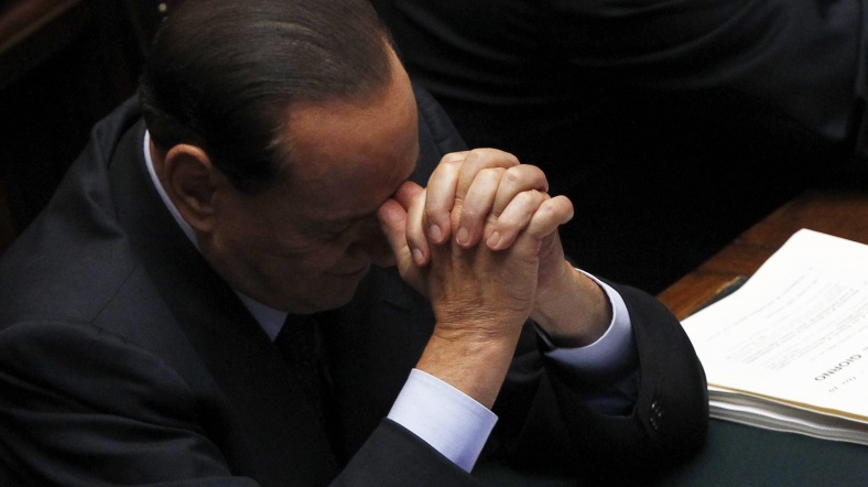 Berlusconi'nin yeniden aday olacağını açıklaması Avrupa'da olumsuz tepkilere neden oldu.