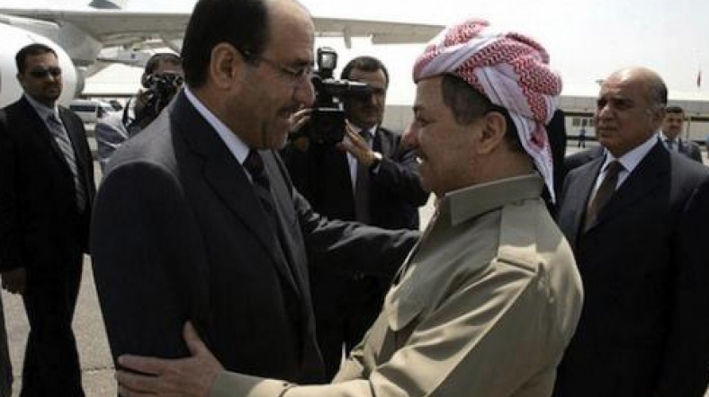 Nuri Maliki ve Mesut Barzani kameralar önünde tokalaşıyor.