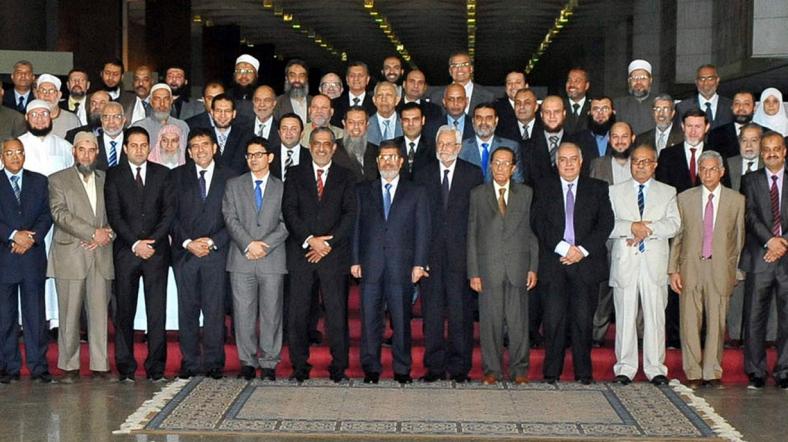 Anayasa taslağını hazırlayan Kurucu Meclis üyeleri, Muhammed Mursi ile poz veriyor.