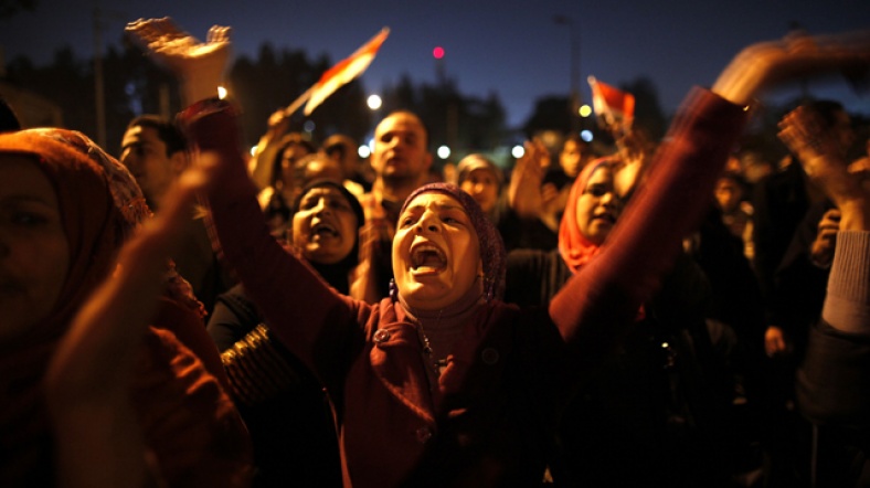 Kahire'nin güneyindeki Gize'de, kadınlar anayasa referandumunu protesto için bir araya geldi.