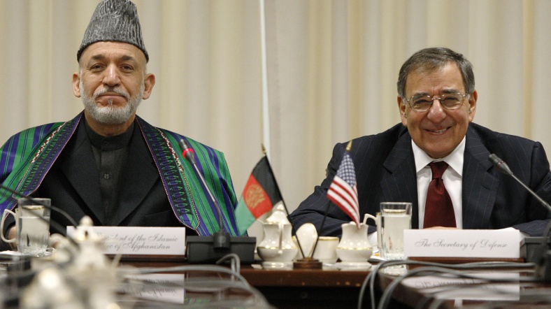 Karzai (solda) ile Panetta, Washington'da görüştü.