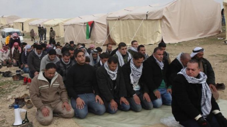 Eylemciler, kampta toplu olarak namaz kıldı.