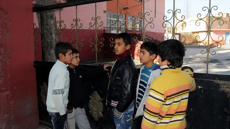 Çarşamba gecesi yapılan anonsları duymayan bazı çocuklar, tatil haberini okula geldiklerinde öğrendi.