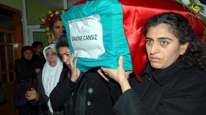 Cansız'ın naaşını Tunceli'ye getirenler arasında, BDP milletvekili Sebahat Tuncel (sağda) de vardı.