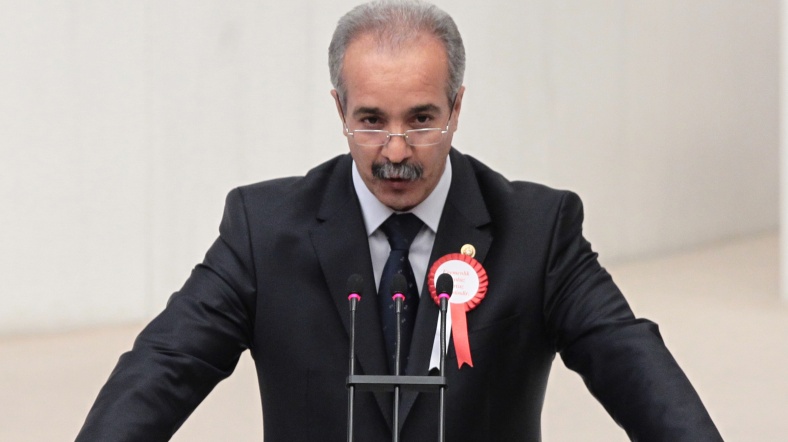 Fırat, ''Gördüğüm lüzum üzerine CHP milletvekilliğinden istifa ediyorum'' dedi.
