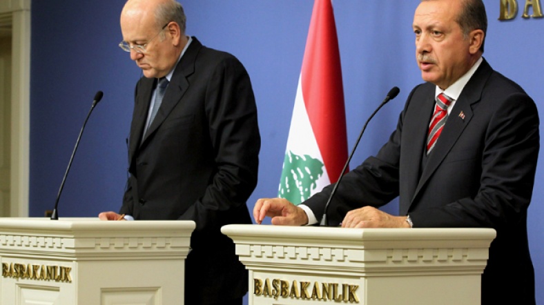 Erdoğan (sağda), Lübnan Başbakanı Mikati ile birlikte Başbakanlık Merkez Bina'da basın toplantısı düzenledi.